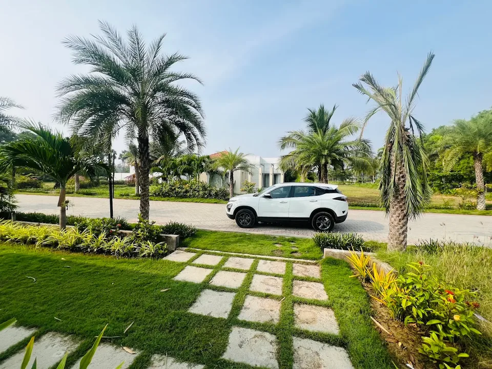 Driveway to Golden Sands Beach Resort